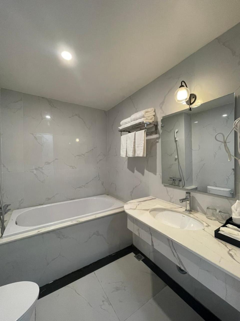 Lotus Hotel & Apartment Hai Phong Luaran gambar